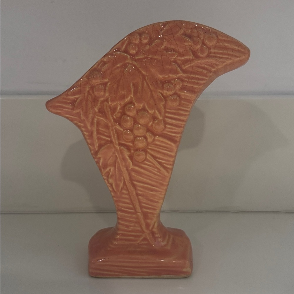 Vintage 1940s McCoy Pottery Ceramic Vase Leaf Fan Art, Rustic Line, Grapemotif - Picture 3 of 4